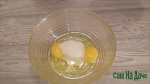 В глубокую миску разбейте два яйца