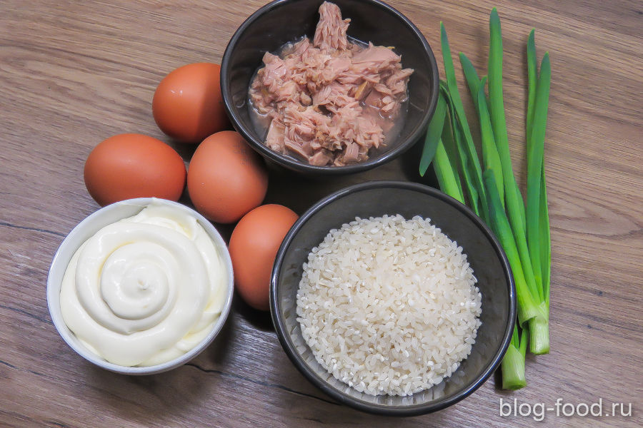 Простой салат с рисом и тунцом