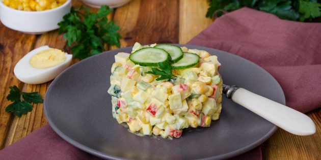 Салат с крабовыми палочками, маринованными и свежими огурцами, кукурузой и яйцами: простой рецепт