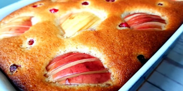 Постный пирог с яблоками на яблочном соке