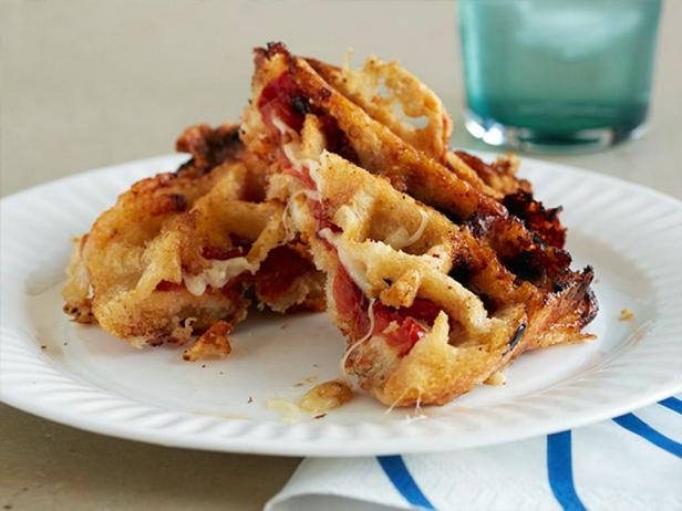 Фото блюда - Сэндвичи с плавленым сыром и помидорами в вафельнице