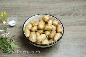 Молодая картошка в духовке: Картошку замочить в воде