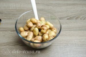 Молодая картошка в духовке: Добавить картошку