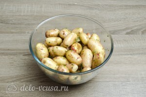 Молодая картошка в духовке: Хорошо перемешать