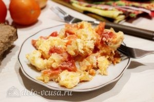 Яичница с помидорами и луком