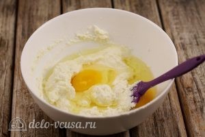 Сырники с манкой: Добавить яйца