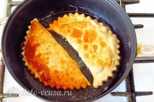 Чебуреки на кефире с мясом: Жарим чебуреки