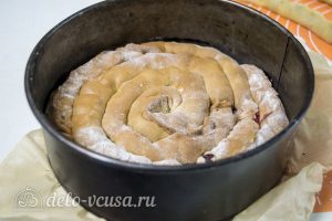 Торт Медовые соты с вишней: Испечь еще два коржа