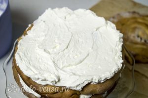 Торт Медовые соты с вишней: Промазать коржи кремом