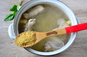Куриный суп с вермишелью и яйцом - фото шаг 8