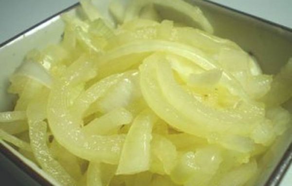 Маринованный в лимонном соке репчатый лук