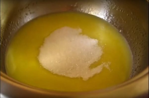 Сахар в миске с растопленным маслом