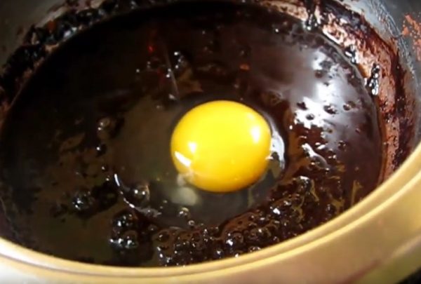 Яйцо в кастрюльке с глазурью