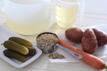 Ингредиенты для рассольника с перловкой картофелем и солеными огурцами