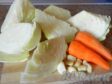 Очистить морковь и чеснок, с капусты снять верхние листья. Разрезать капусту на части и удалить кочерыжку.