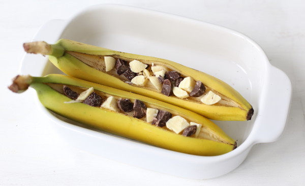Печеный банан с шоколадом: рецепт с фото