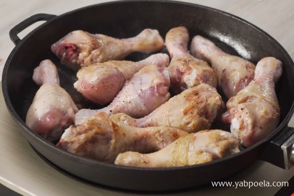 Куриные голени выложите в разогретую сковороду с растительным маслом и обжарьте на среднем огне до легкой золотистости 2-3 минуты.